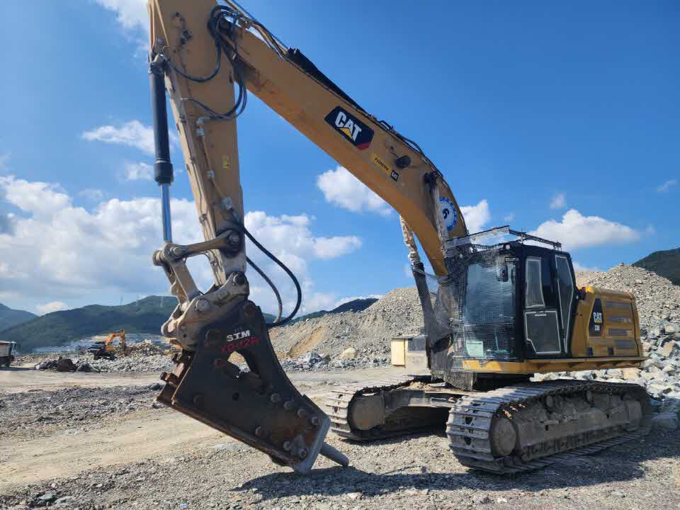 CAT330